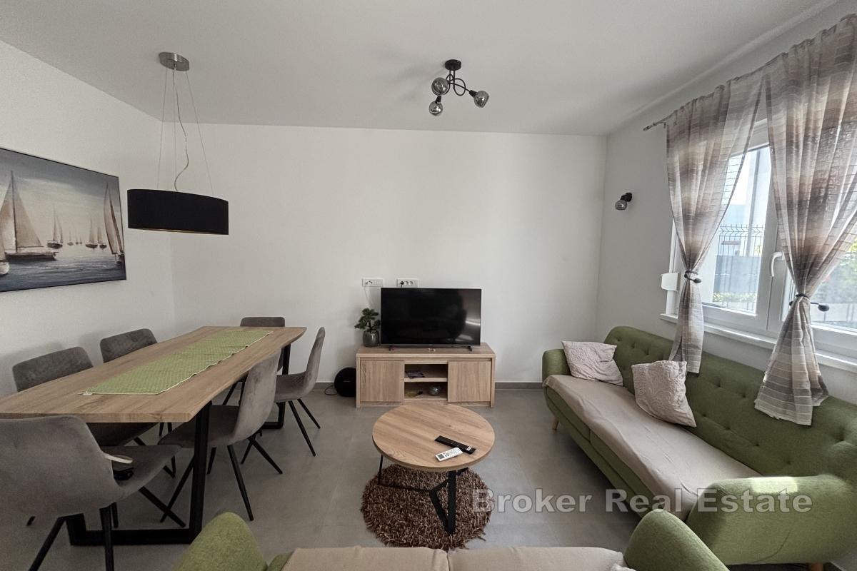 Nowoczesny apartament z dwiema sypialniami i przestronnym ogrodem