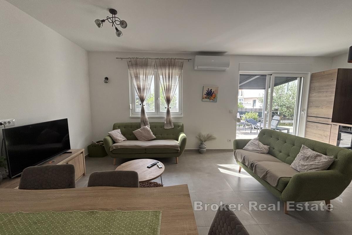 Nowoczesny apartament z dwiema sypialniami i przestronnym ogrodem