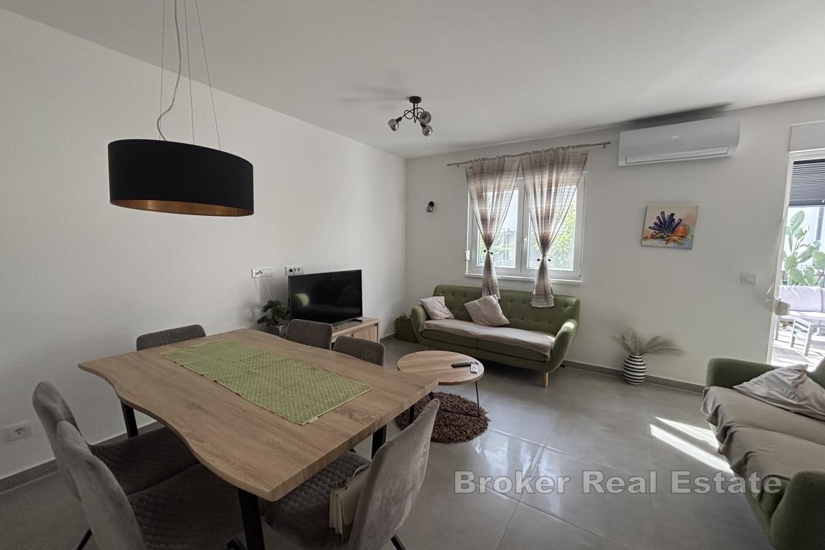 Nowoczesny apartament z dwiema sypialniami i przestronnym ogrodem