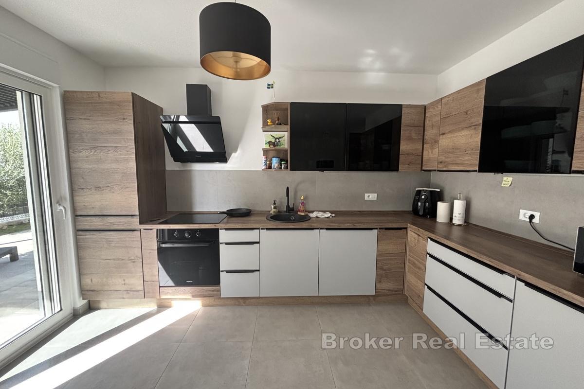 Nowoczesny apartament z dwiema sypialniami i przestronnym ogrodem