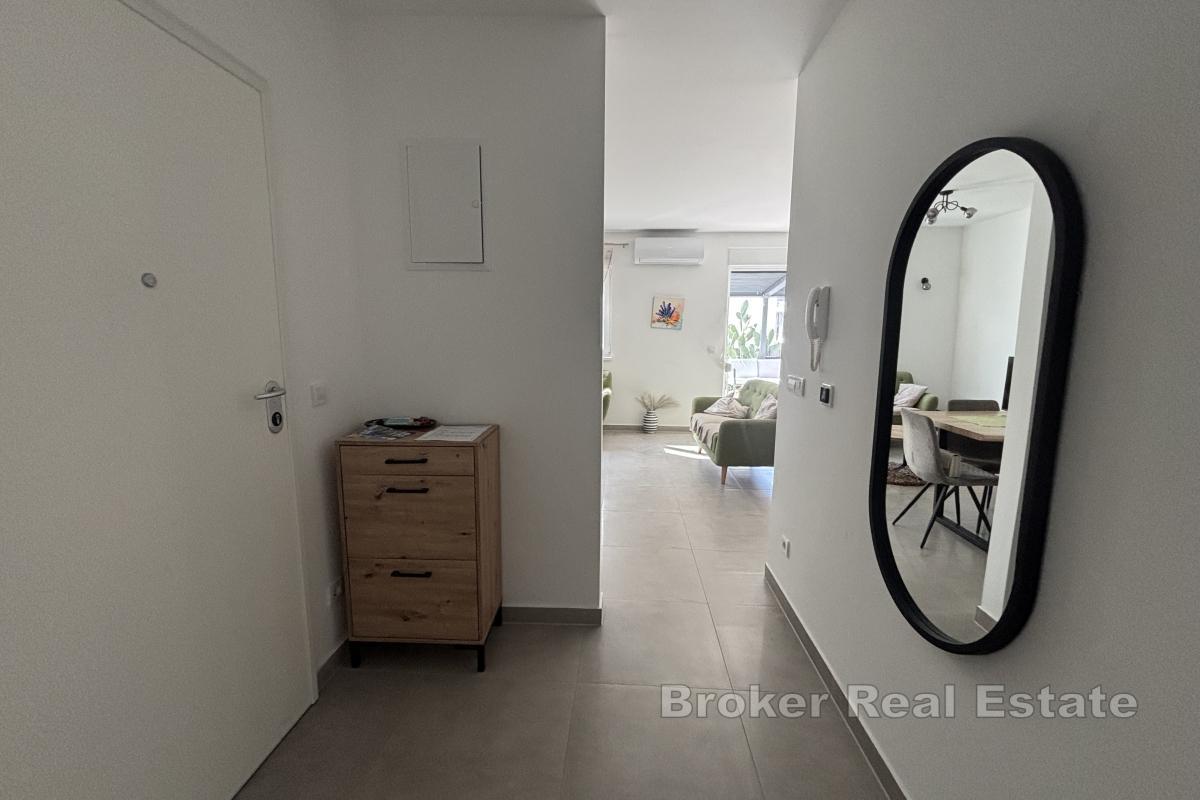 Nowoczesny apartament z dwiema sypialniami i przestronnym ogrodem