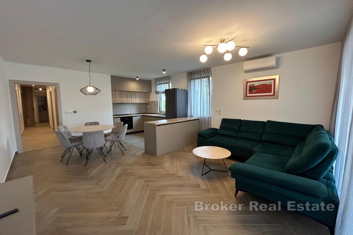 Lyxig trerumslägenhet med havsutsikt