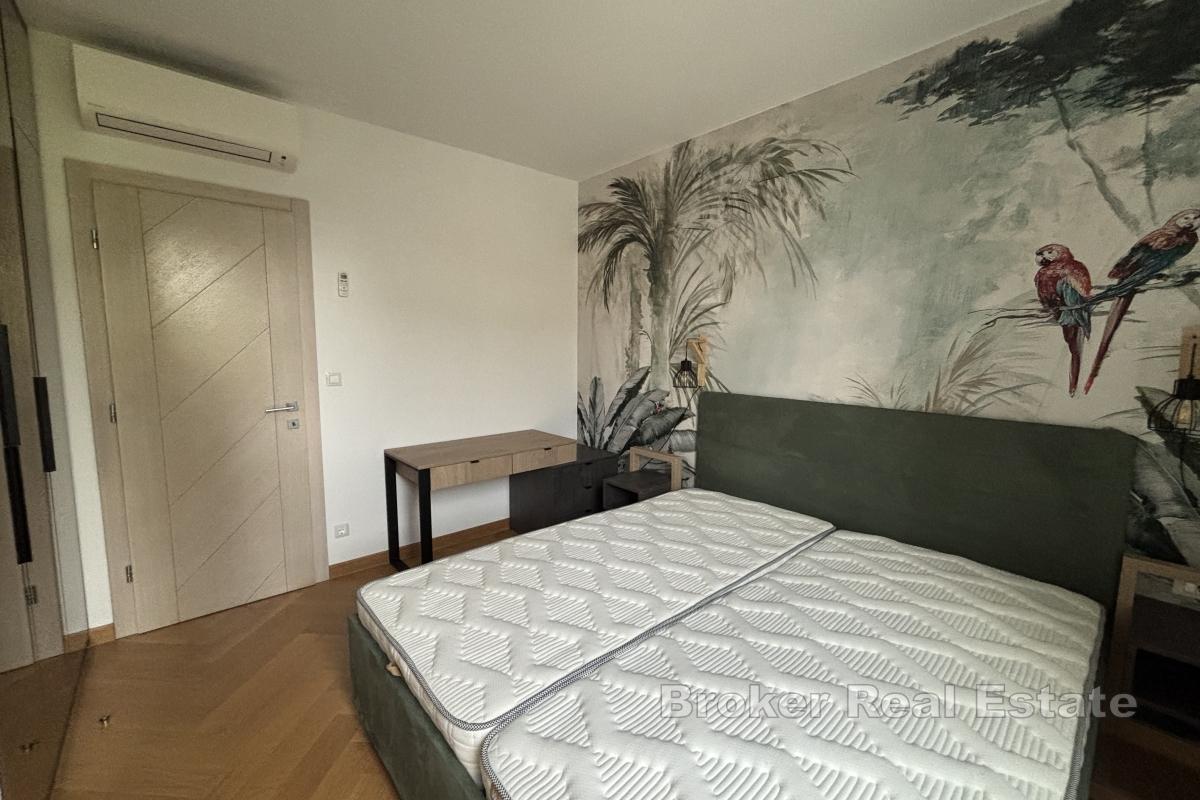 Lyxig trerumslägenhet med havsutsikt