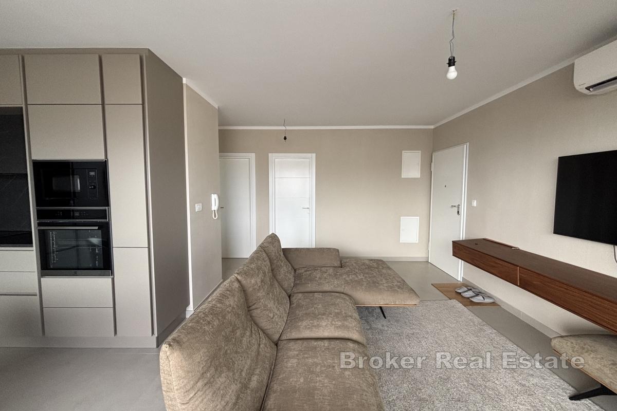 Izvanredan penthouse s krovnom terasom blizu mora