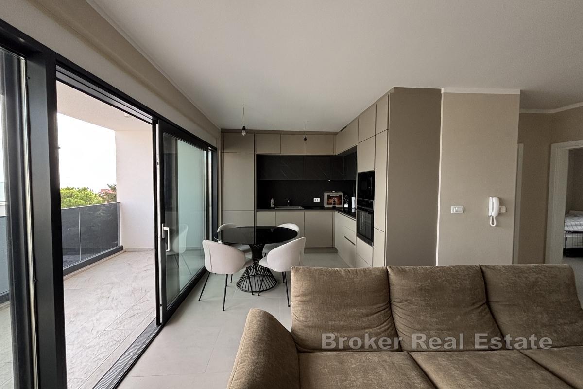 Izvanredan penthouse s krovnom terasom blizu mora