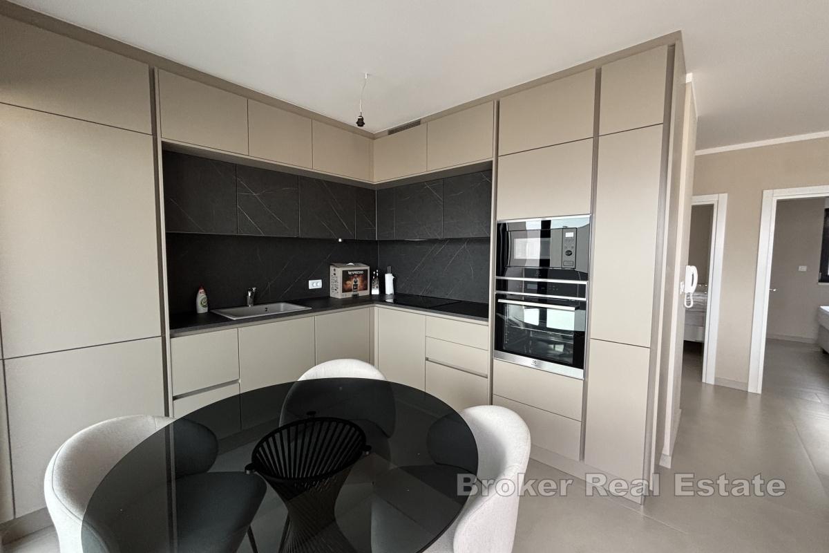 Izvanredan penthouse s krovnom terasom blizu mora