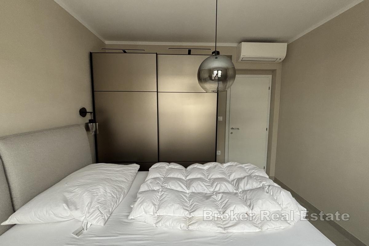 Izvanredan penthouse s krovnom terasom blizu mora