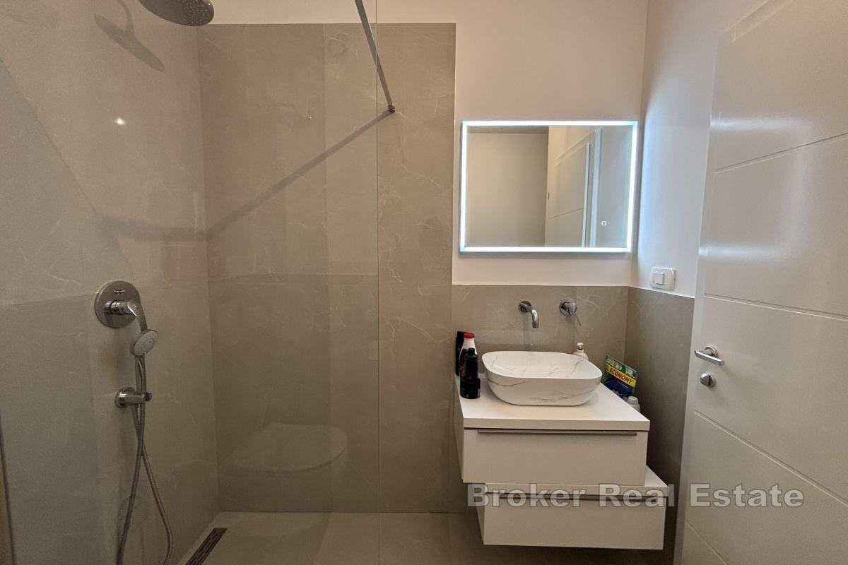 Izvanredan penthouse s krovnom terasom blizu mora