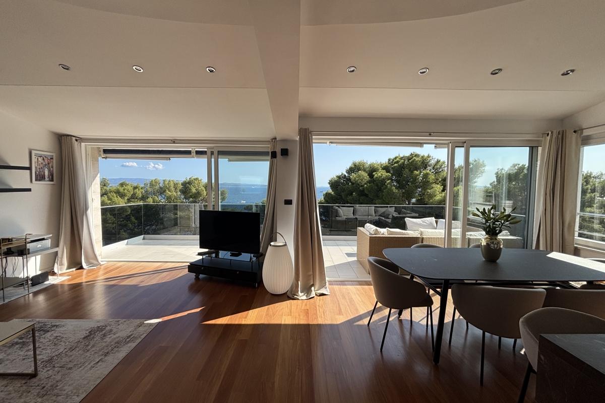 Ekskluzivni penthouse na prestižnoj lokaciji – prvi red do mora
