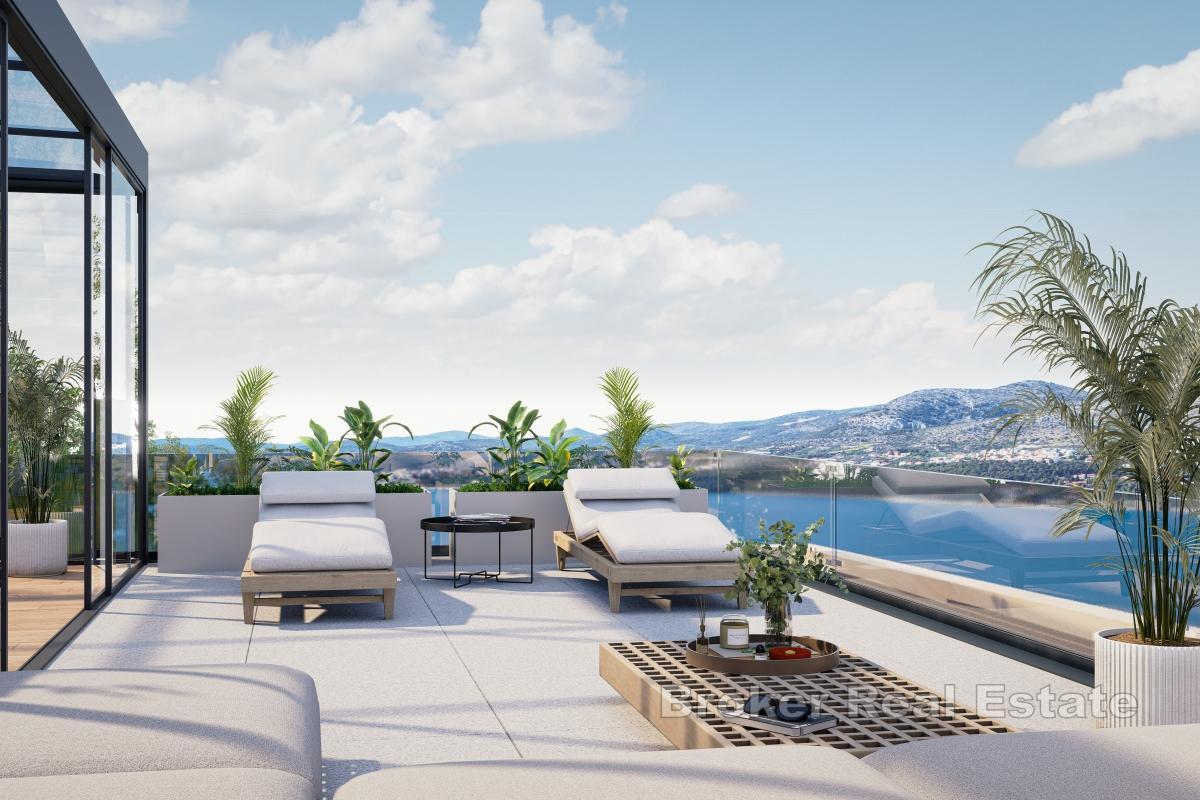 Mimořádný penthouse apartmán se střešní terasou v první řadě u moře