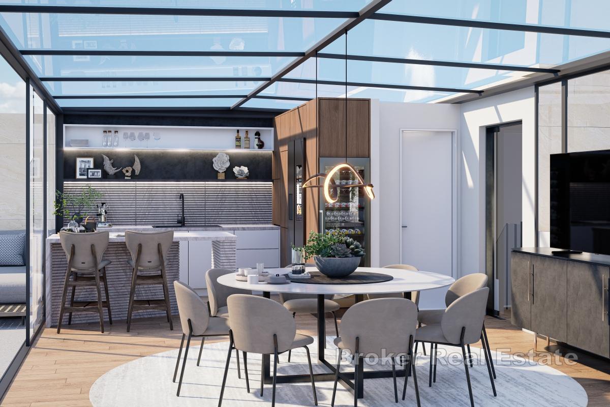 Mimořádný penthouse apartmán se střešní terasou v první řadě u moře