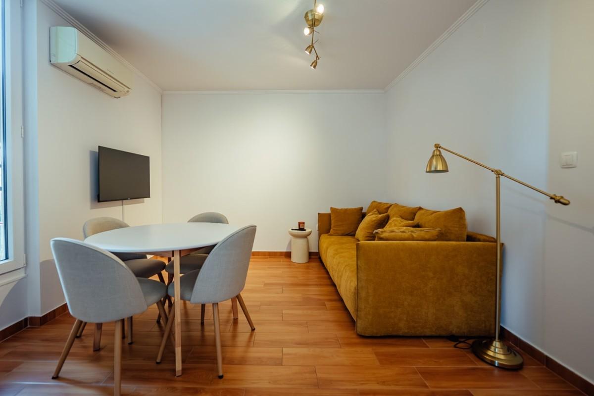 001-2035-276-Split-Modern-two-bedroom-apartment-in-a-great-location-for-rent