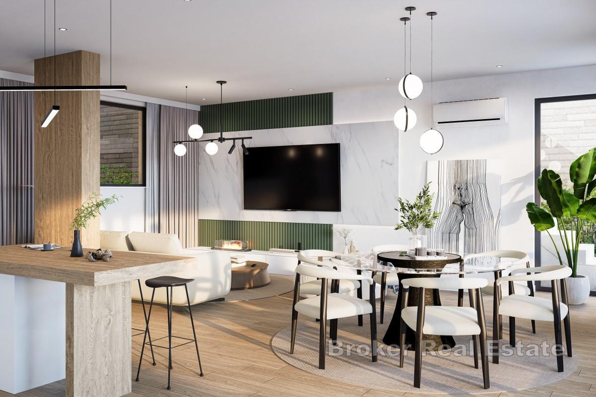 Великолепные двухуровневые апартаменты в первой линии от моря с собственным бассейном