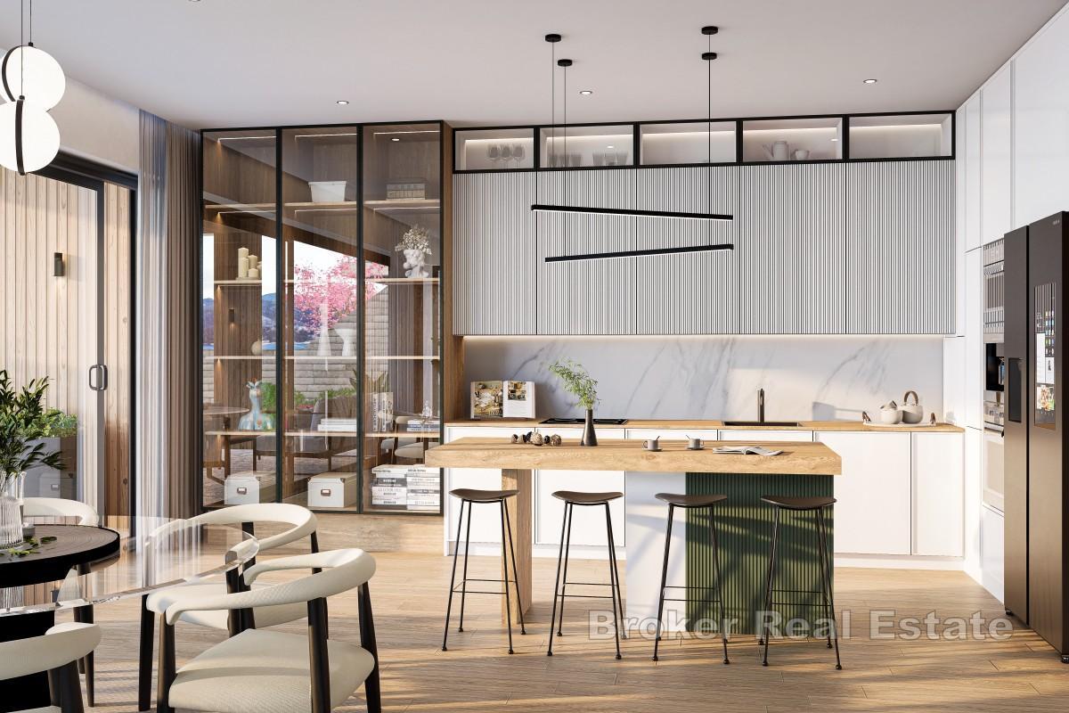 Великолепные двухуровневые апартаменты в первой линии от моря с собственным бассейном