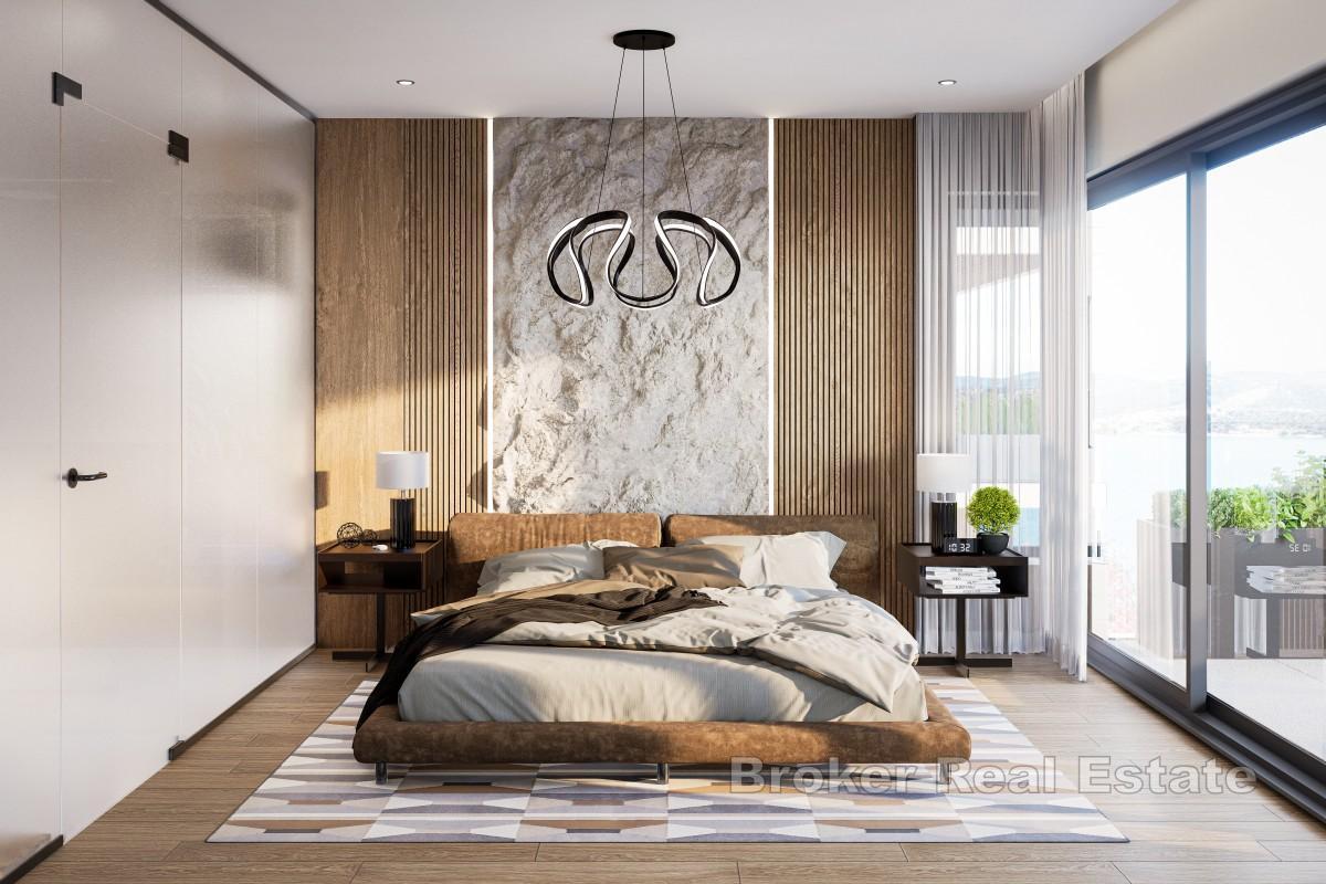 Великолепные двухуровневые апартаменты в первой линии от моря с собственным бассейном