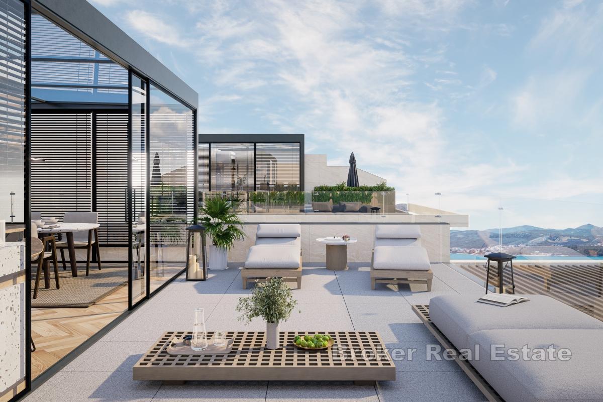 Przestronny, dwupokojowy apartament typu penthouse w pierwszym rzędzie od morza