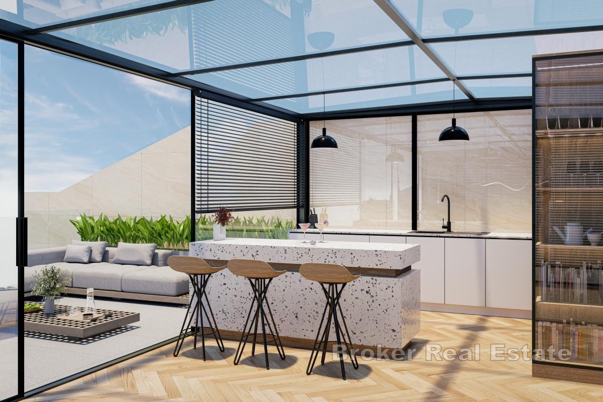 Romslig toppleilighet med to soverom i første rad mot sjøen