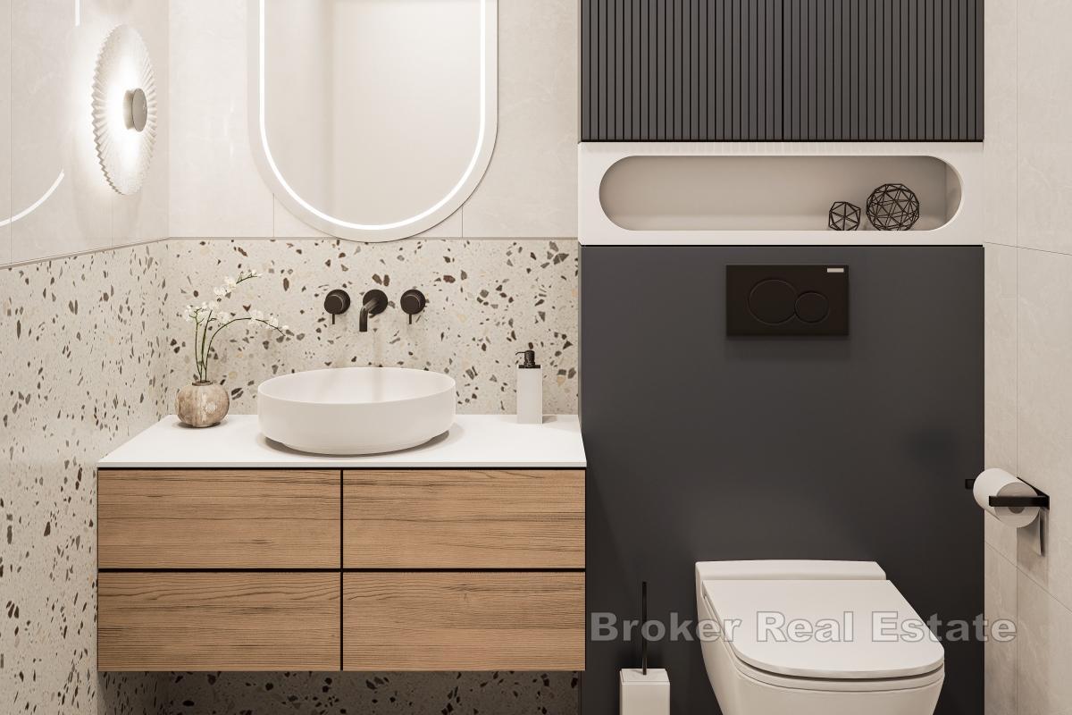 Prostran dvosoban penthouse stan u prvom redu do mora