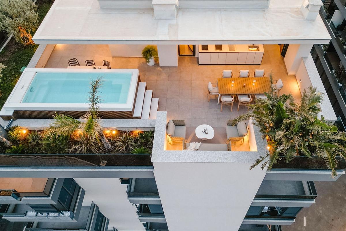 Luksusowy, trzypokojowy apartament typu penthouse z przestronnym tarasem i udogodnieniami