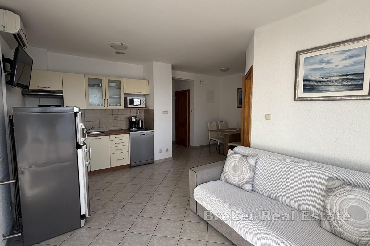 Rymlig tvårumslägenhet med havsutsikt