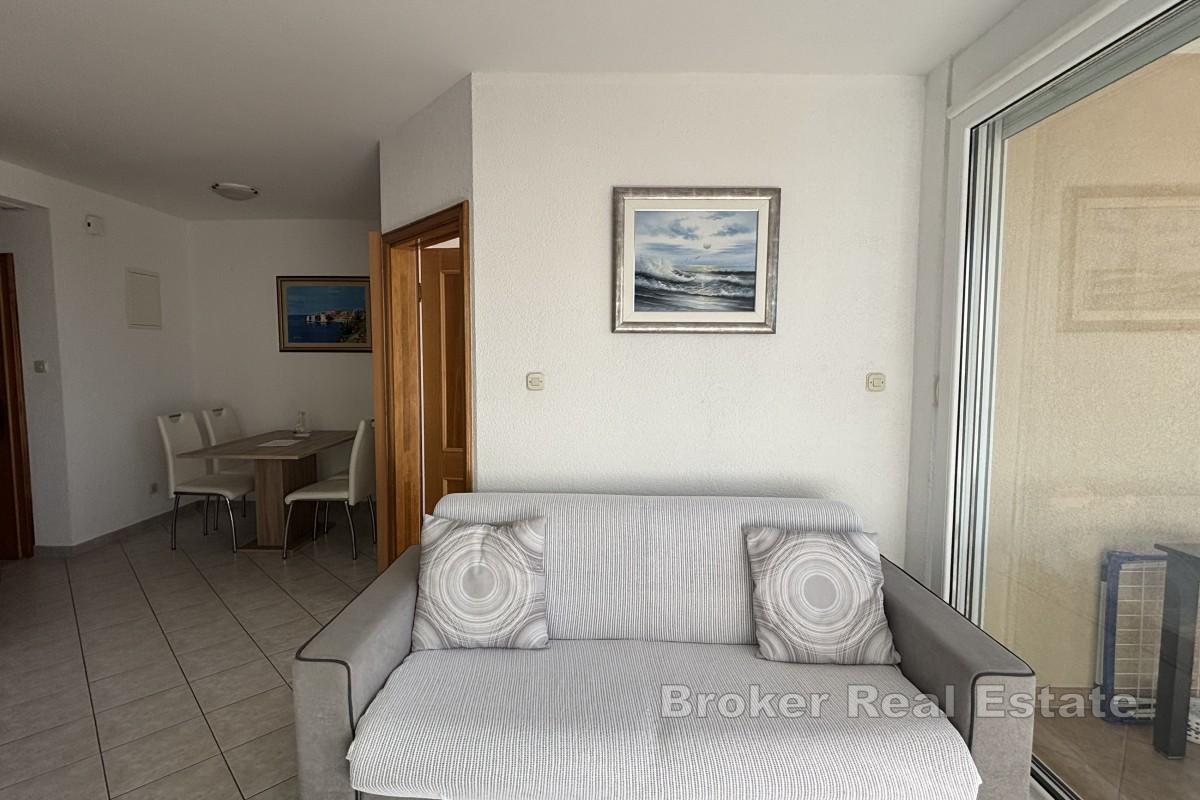 Rymlig tvårumslägenhet med havsutsikt