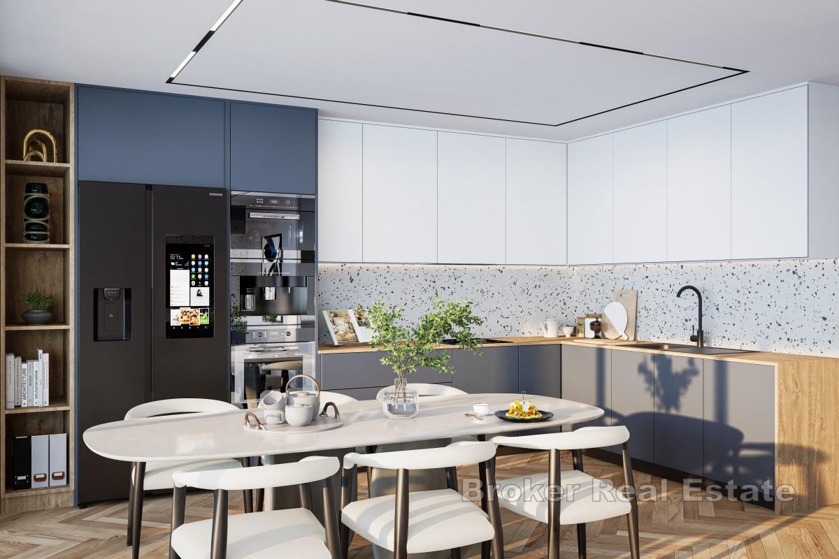 Takvåning i ett komplex på första raden mot havet