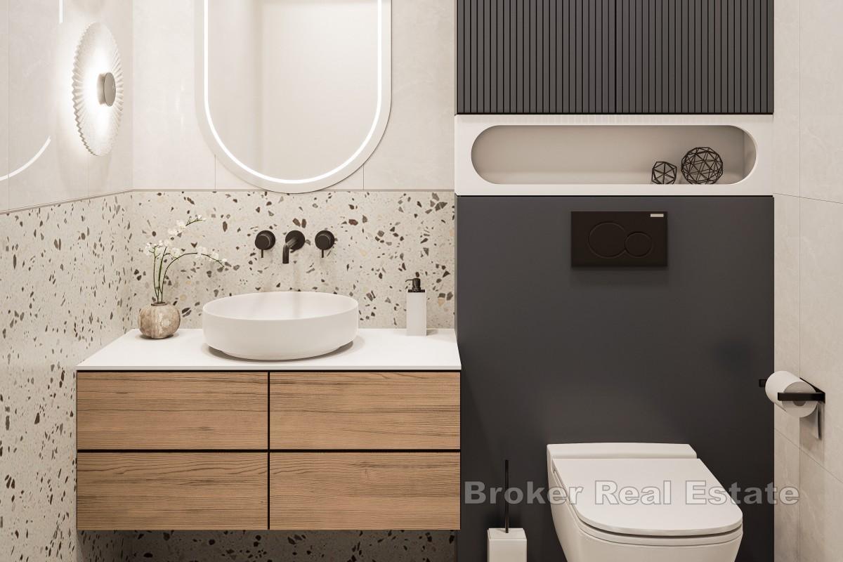 Takvåning i ett komplex på första raden mot havet