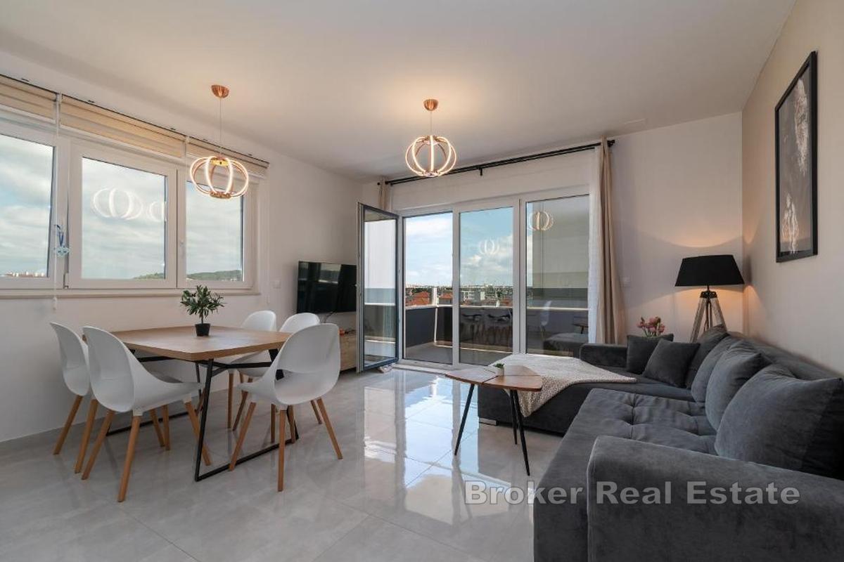 Moderan apartman u novogradnji s bazenom