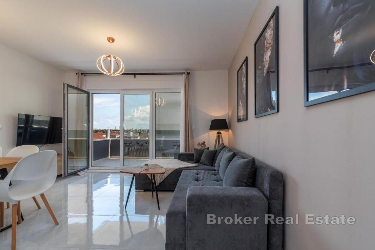 Moderan apartman u novogradnji s bazenom