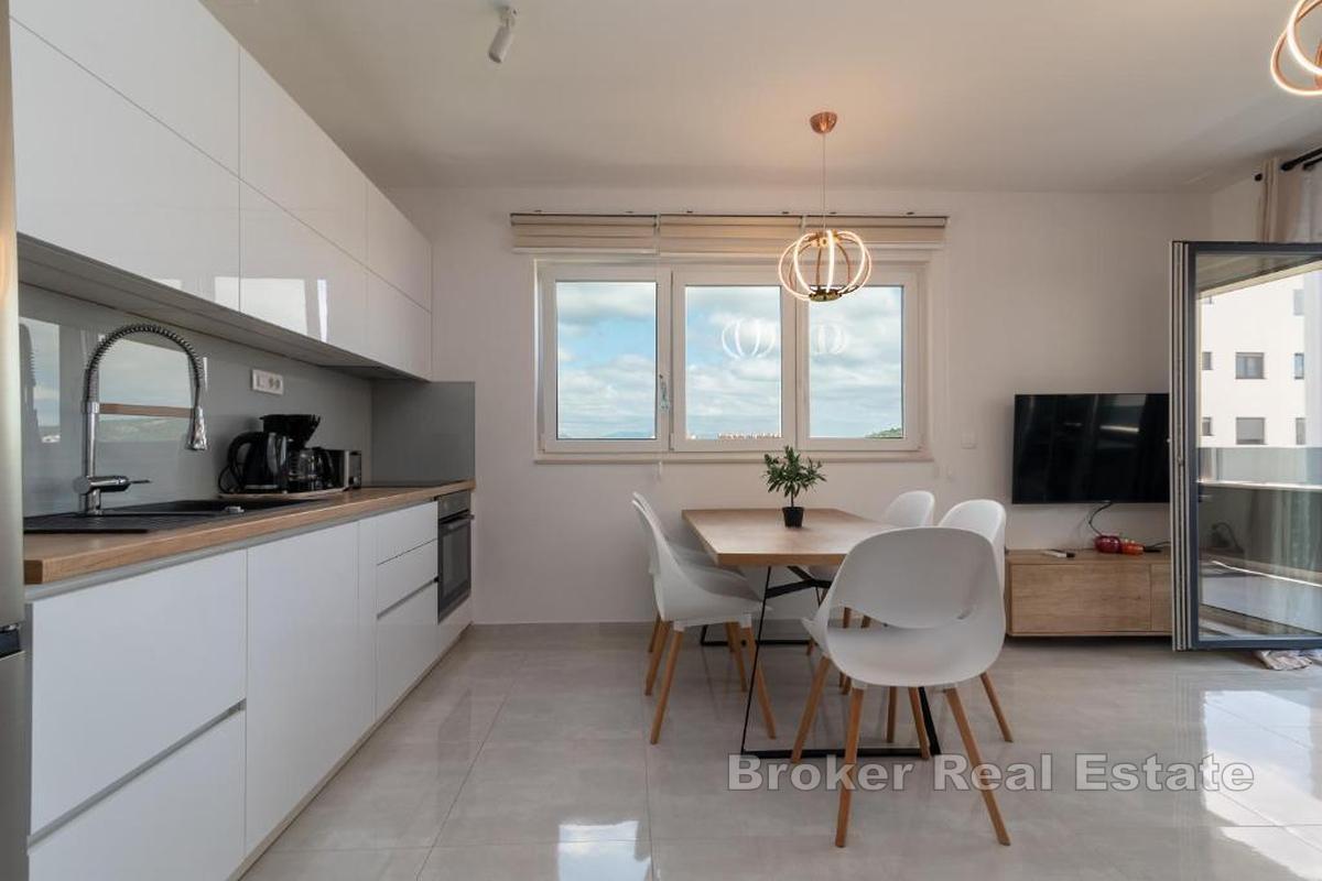 Moderan apartman u novogradnji s bazenom
