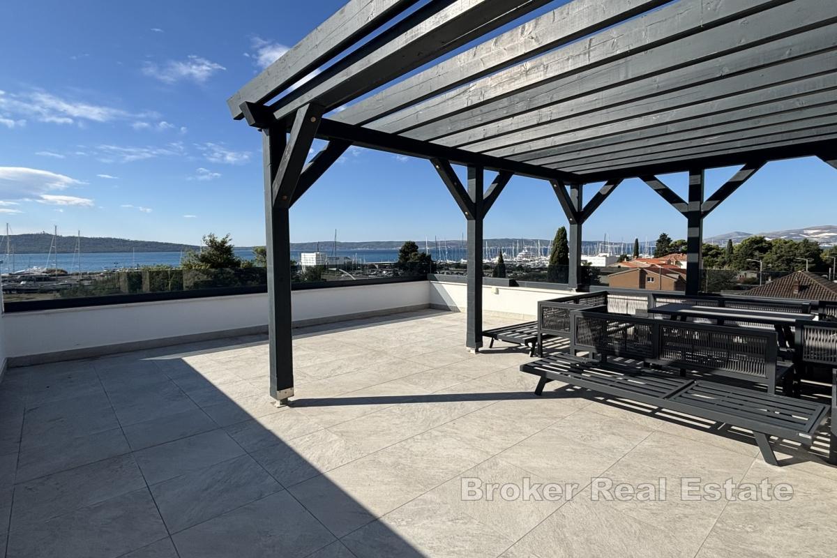 Magnifique penthouse avec toit-terrasse et vue dégagée sur la mer