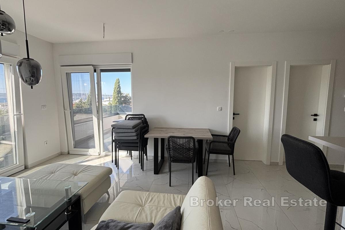 Magnifique penthouse avec toit-terrasse et vue dégagée sur la mer