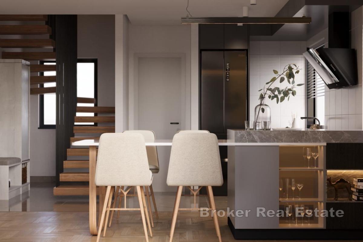 Nowoczesny, dwupoziomowy apartament typu penthouse z widokiem na otwarte morze