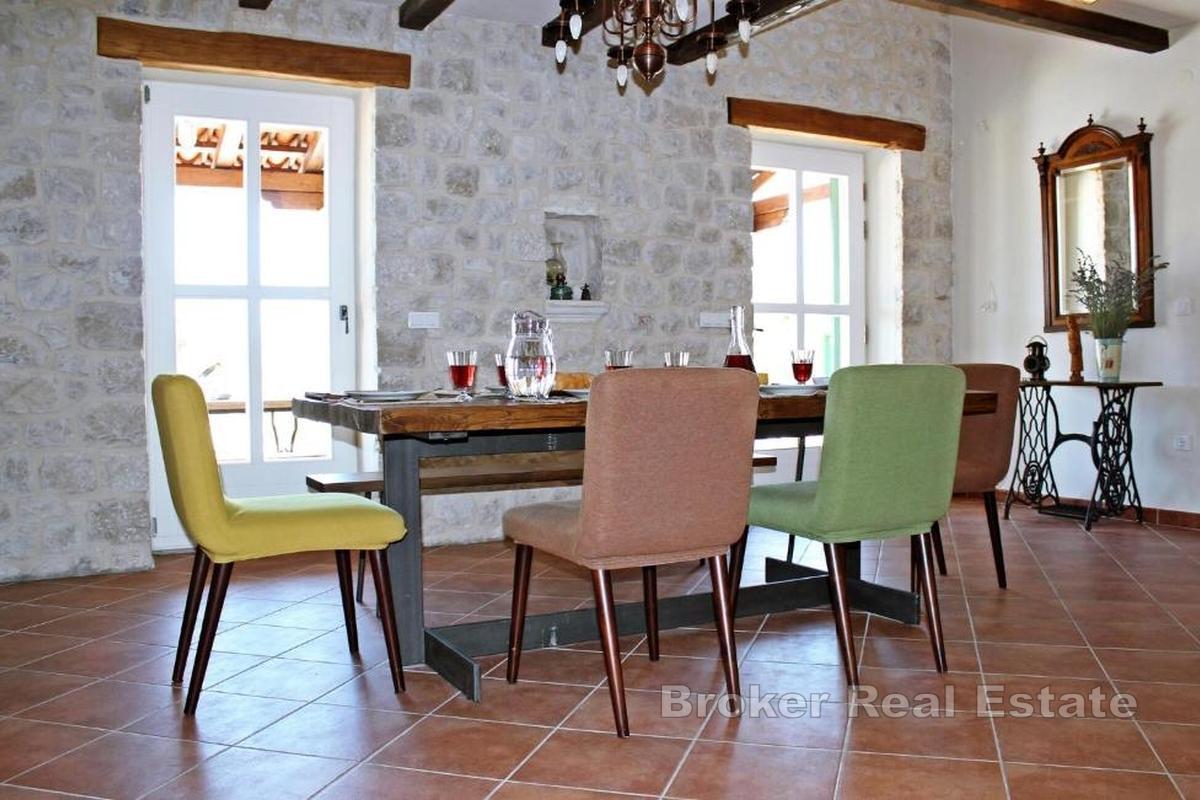 Autentica casa in pietra con piscina