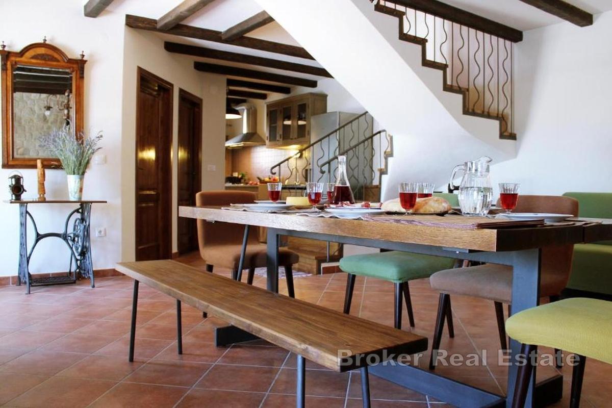 Autentica casa in pietra con piscina