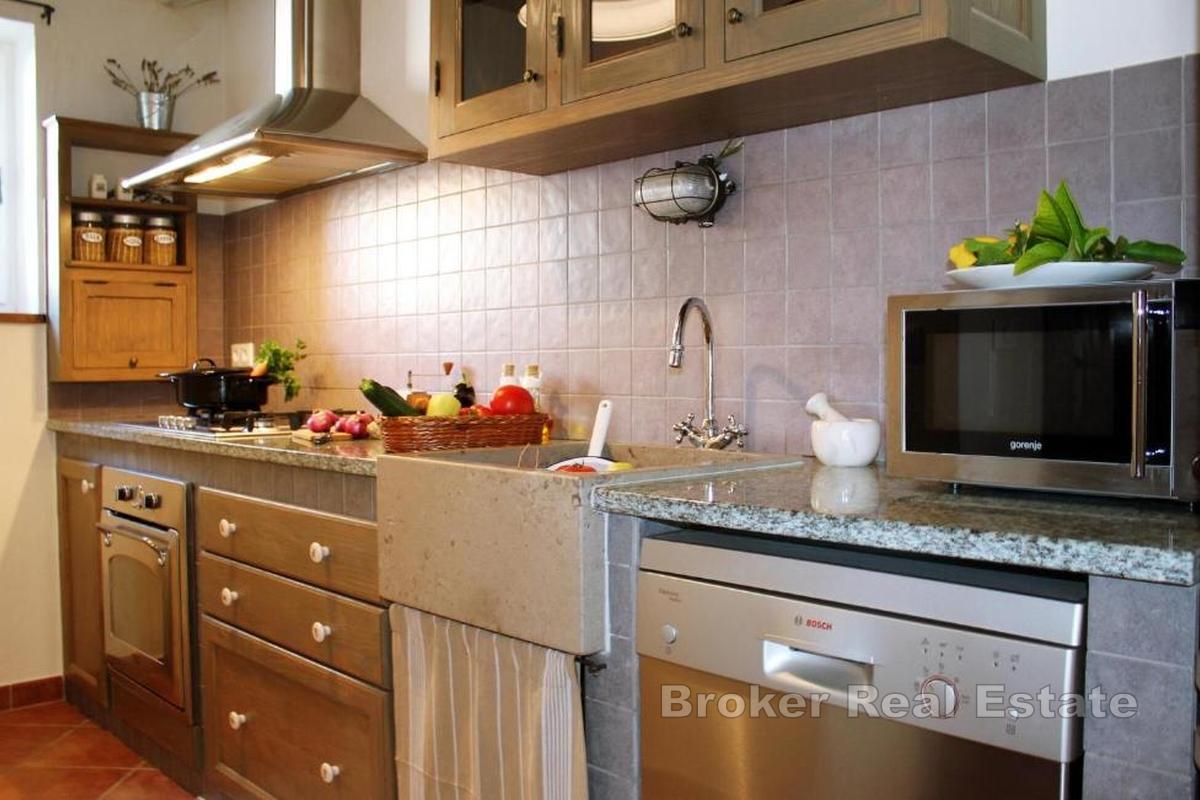 Autentica casa in pietra con piscina