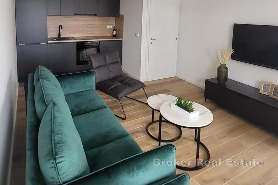 Modern lägenhet med ett sovrum, trädgård och havsutsikt