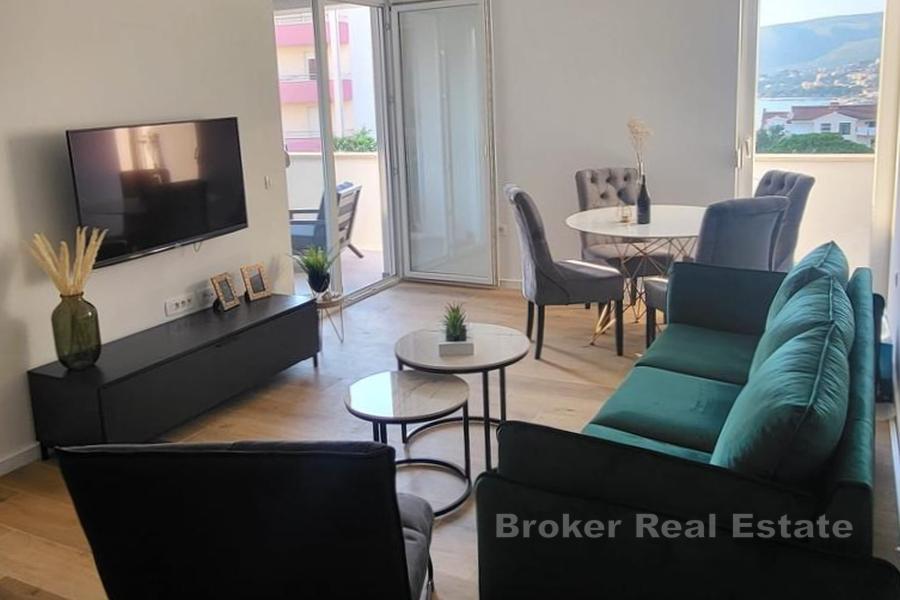 Современная однокомнатная квартира с видом на сад и море