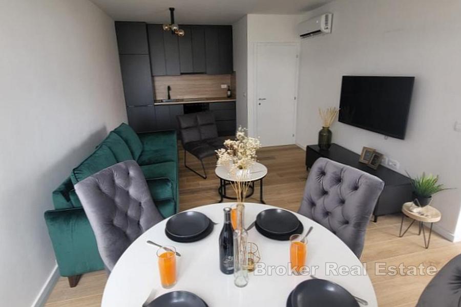 Современная однокомнатная квартира с видом на сад и море