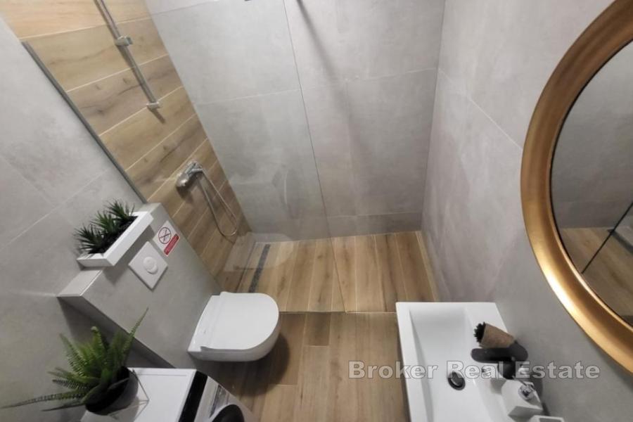 Moderno appartamento con una camera da letto, giardino e vista mare