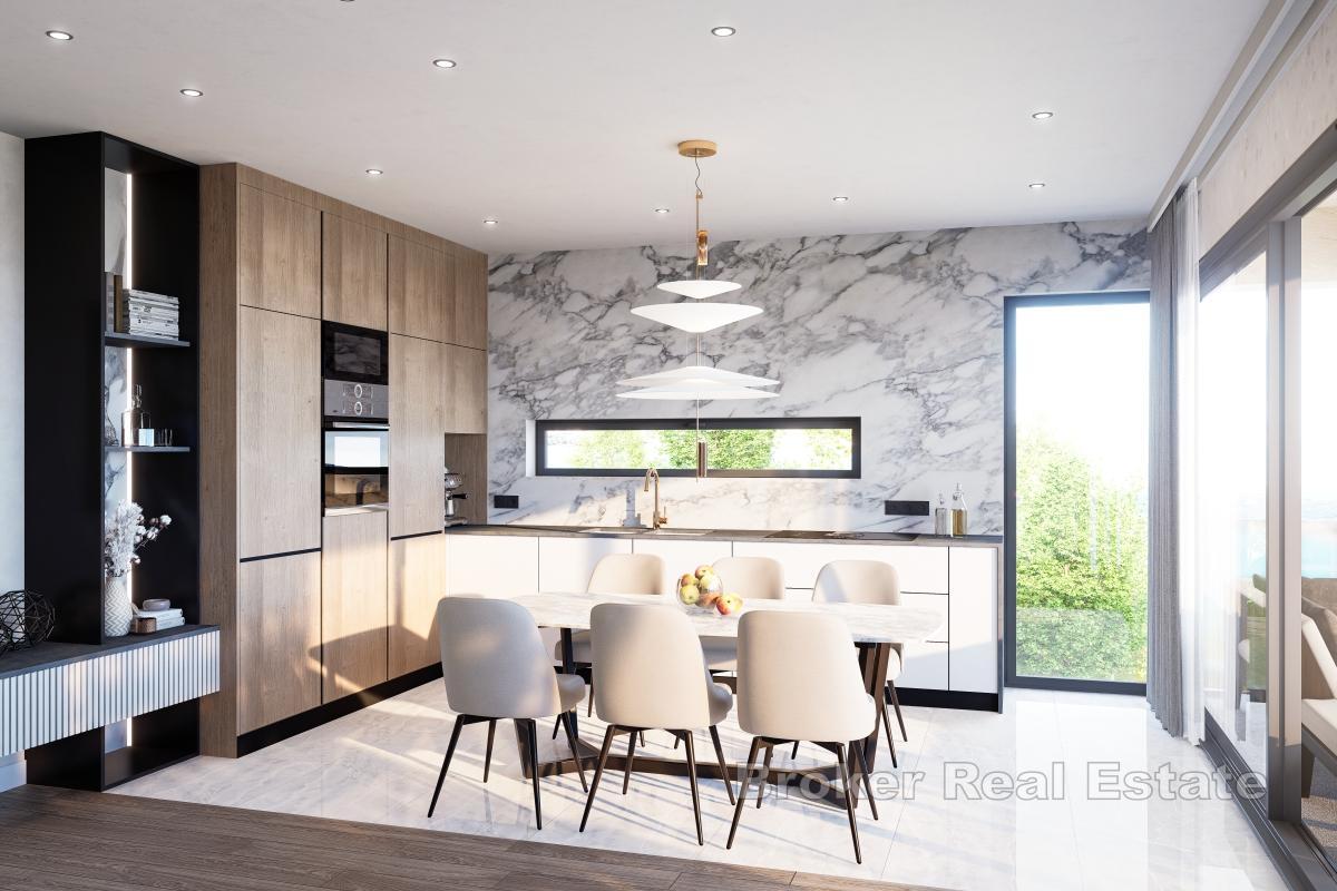 Treromsleilighet med åpen utsikt i andre rad mot havet