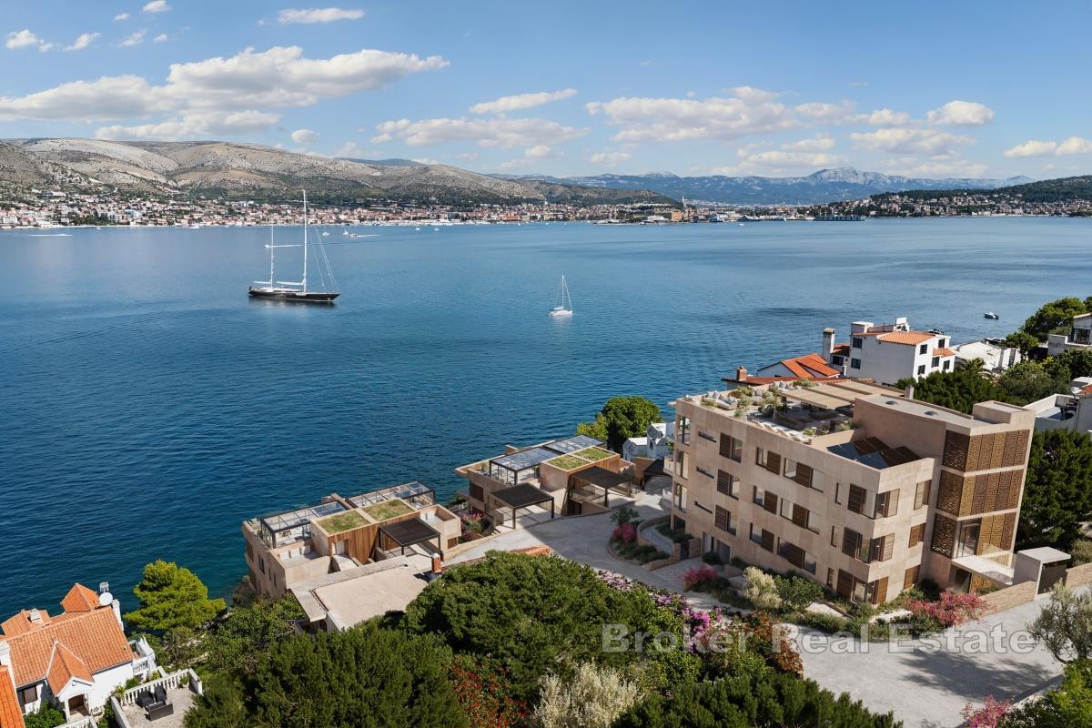 Appartamento con tre camere da letto e vista aperta in seconda fila sul mare