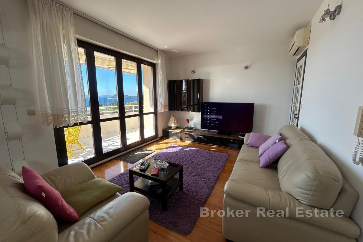 Komforan trosoban stan s otvorenim pogledom na more