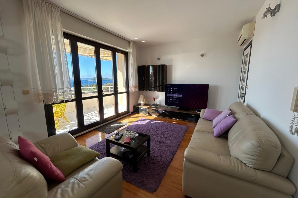 Komforan trosoban stan s otvorenim pogledom na more