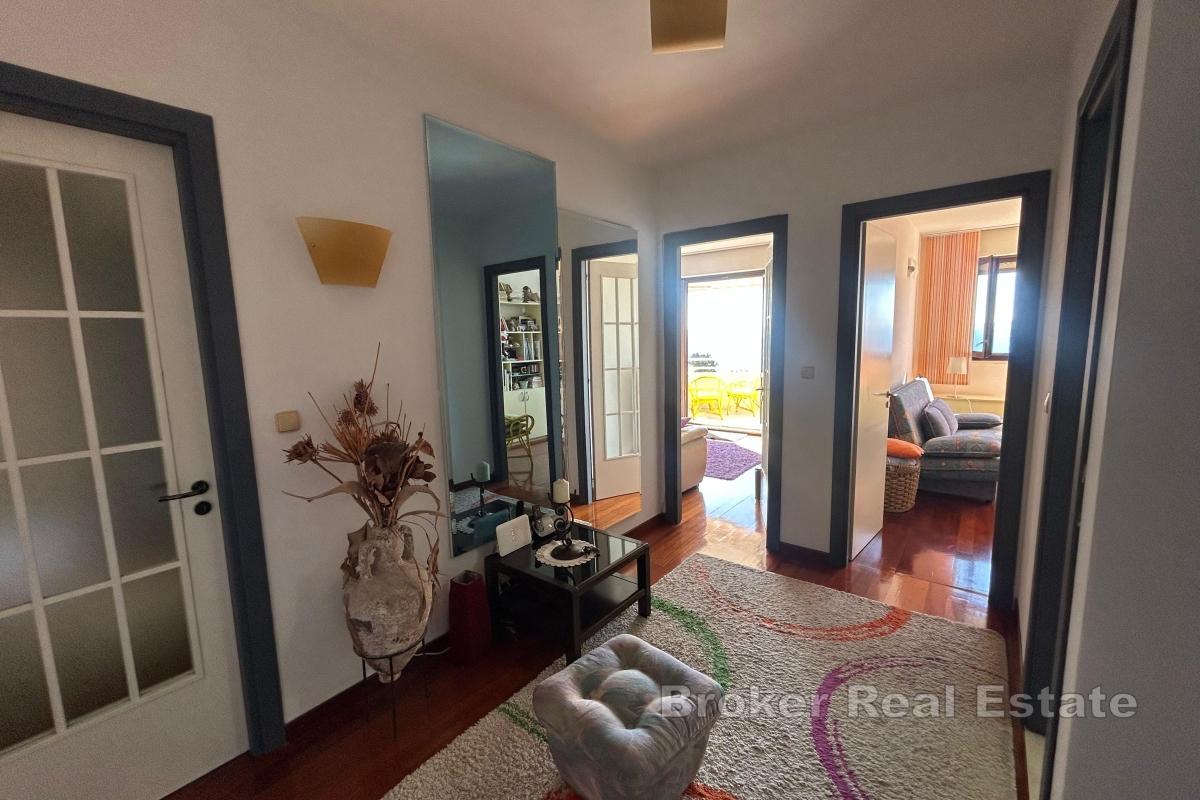 Komforan trosoban stan s otvorenim pogledom na more