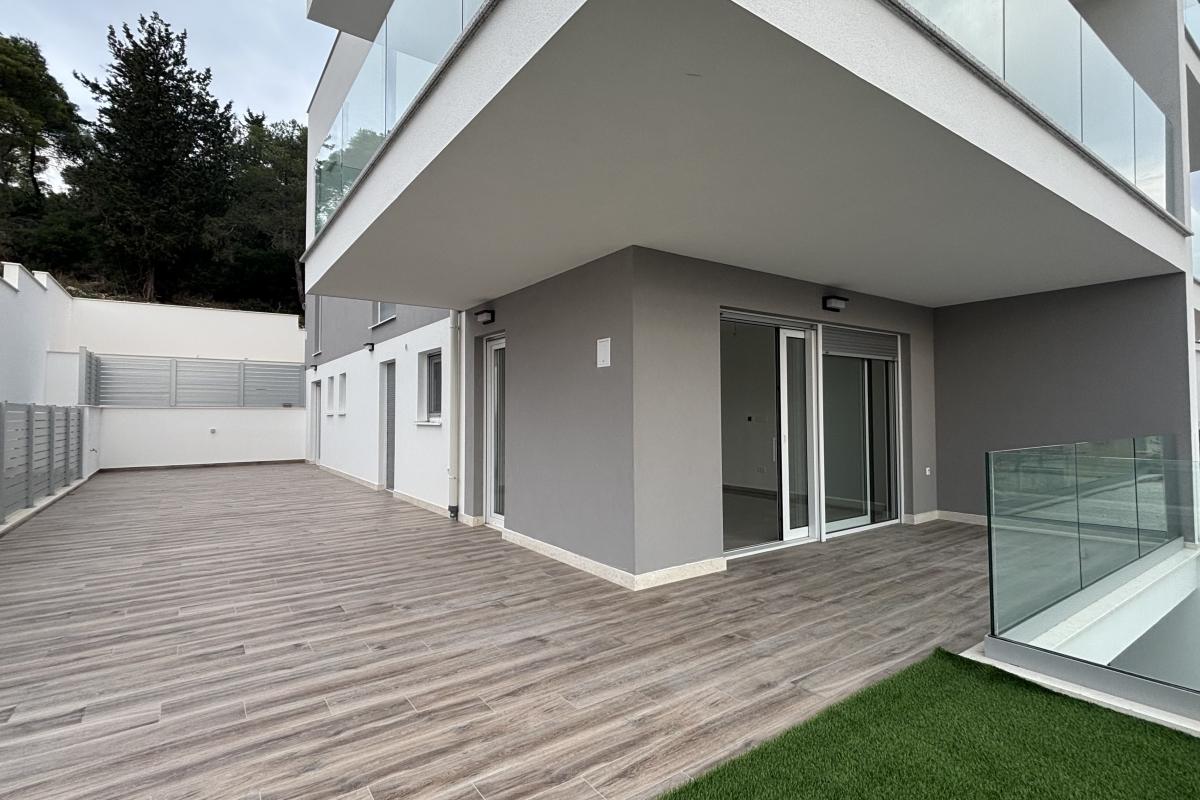 Moderne toroms leilighet med romslig terrasse