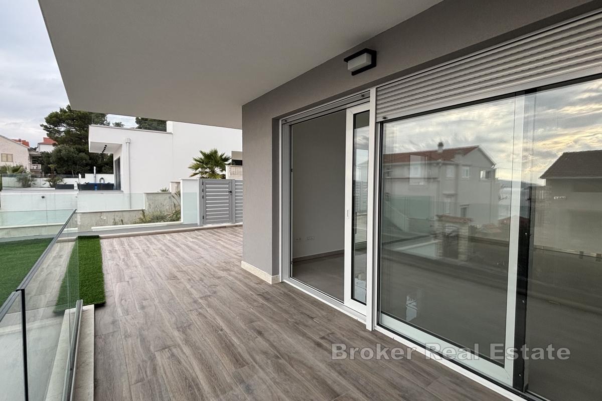 Moderne toroms leilighet med romslig terrasse