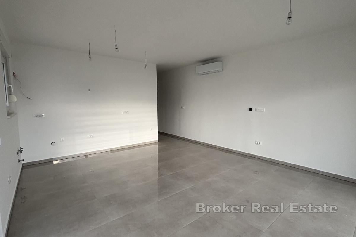 Moderne toroms leilighet med romslig terrasse
