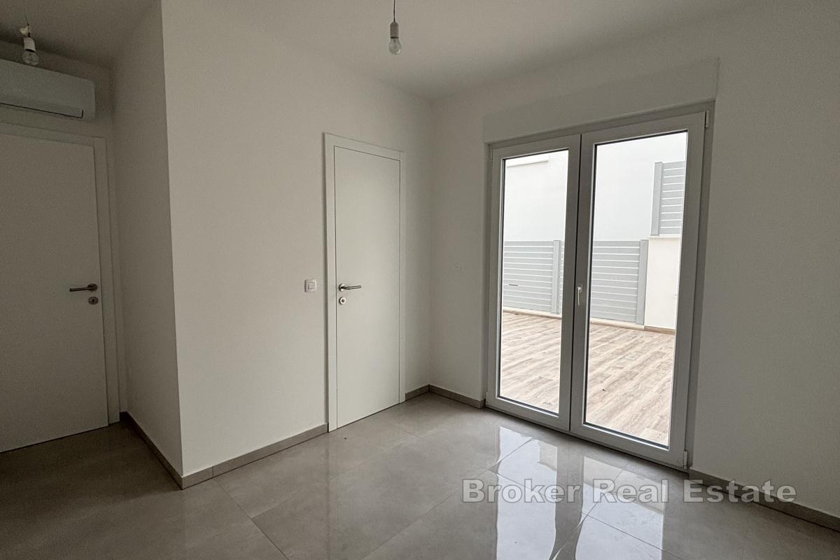 Moderne toroms leilighet med romslig terrasse