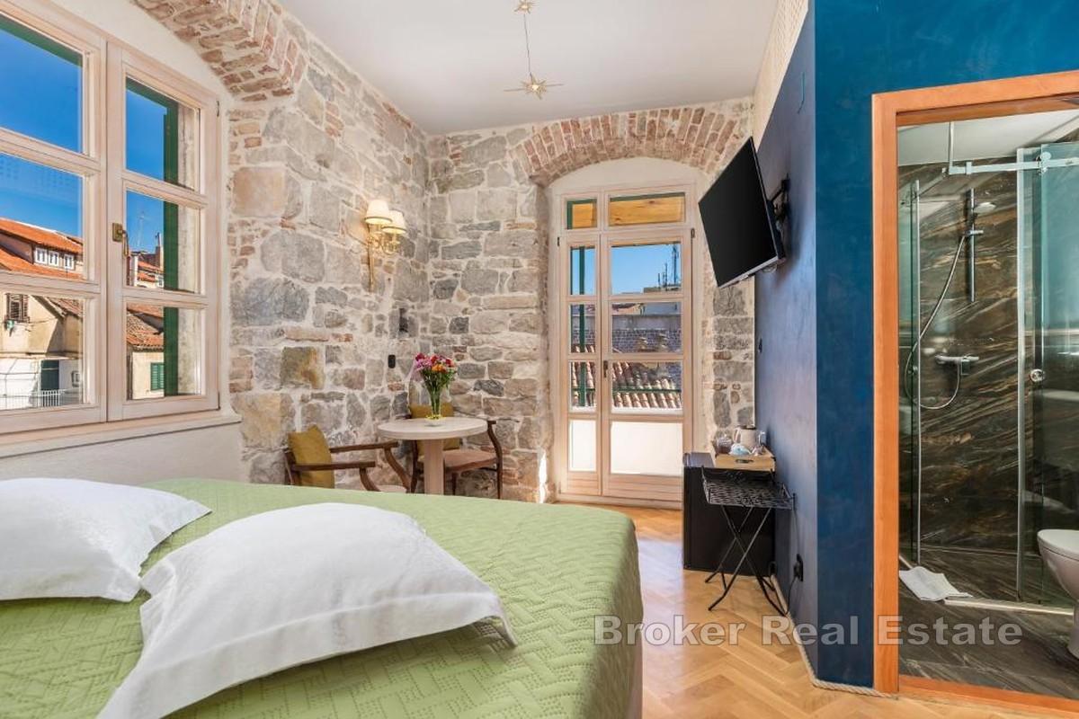 Эксклюзивное предложение в центре города — готовое жилье с 6 комнатами в престижном районе